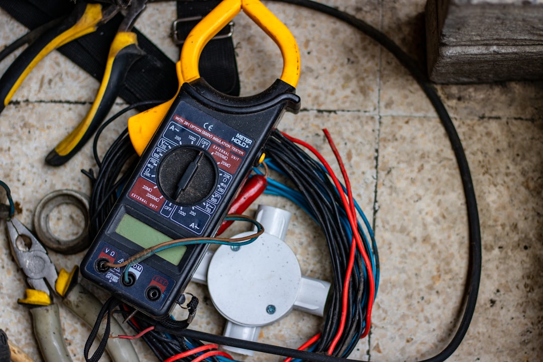 Elektrikářské nářadí a materiál — multimetr, kabely, spojovací krabice
