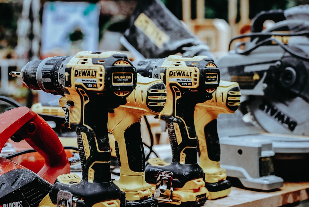 Akumulátorové vrtačky a elektrické nářadí značky DeWalt